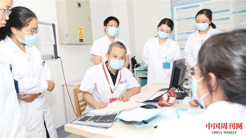 中大医院心血管内科陈龙副主任医师走进盐城市第一人民医院进行教学查房 张鑫 摄.jpg 中大医院心血管内科陈龙副主任医师走进盐城市第一人民医院进行教学查房 张鑫 摄.jpg