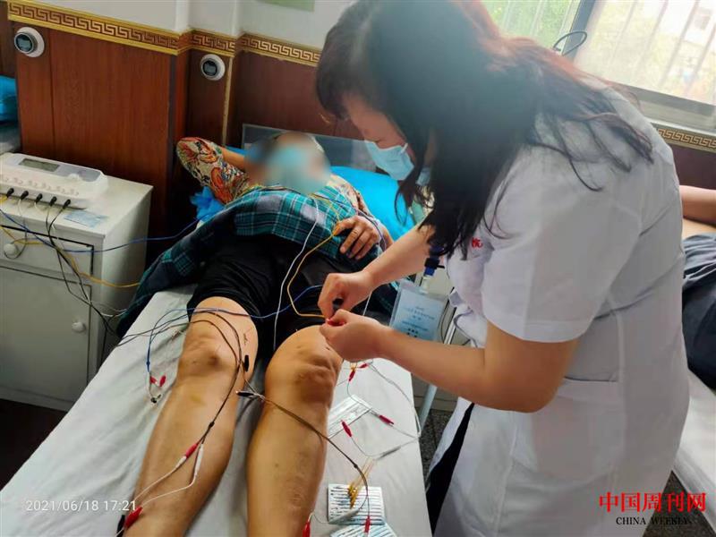 中大医院针灸科主任高建芸为盐城当地患者做针灸治疗.jpg 中大医院针灸科主任高建芸为盐城当地患者做针灸治疗.jpg