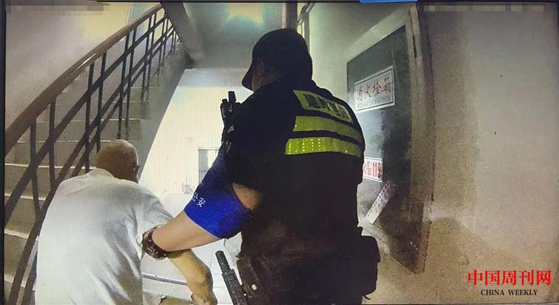 【1】民警搀扶老人离开.jpg 【1】民警搀扶老人离开.jpg