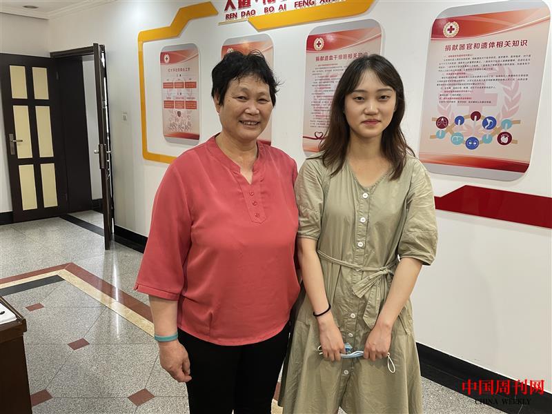 张艳丽和母亲.jpg 张艳丽和母亲.jpg