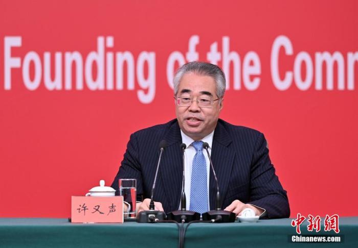 图为许又声介绍情况。 <a target='_blank' href='http://www.chinanews.com/'>中新社</a>记者 侯宇 摄 点击进入下一页