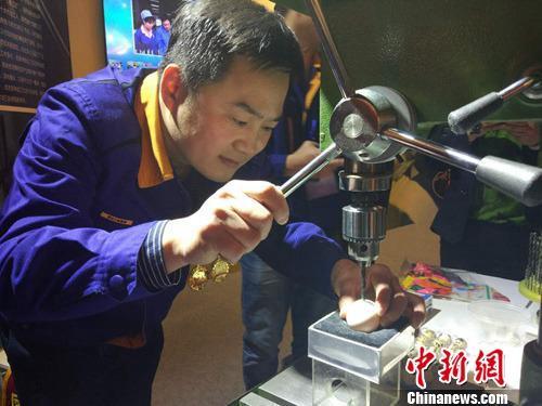 大国工匠张新停表演电钻钻鸡蛋绝活。<a target='_blank' href='http://www.chinanews.com/' >中新网</a>记者 李金磊 摄 大国工匠张新停表演电钻钻鸡蛋绝活。<a target='_blank' href='http://www.chinanews.com/' >中新网</a>记者 李金磊 摄