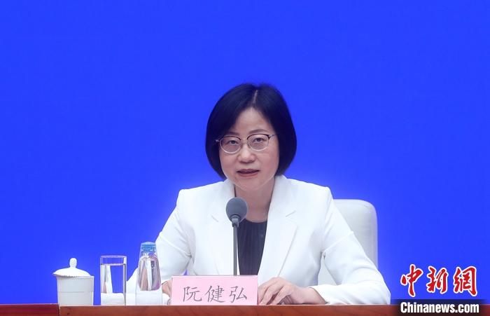 7月13日，中国国务院新闻办公室在北京举行新闻发布会，介绍2021年上半年金融统计数据情况。中国人民银行新闻发言人、调查统计司司长阮健弘出席。 <a target='_blank' href='http://www.chinanews.com/'>中新社</a>记者 张宇 摄