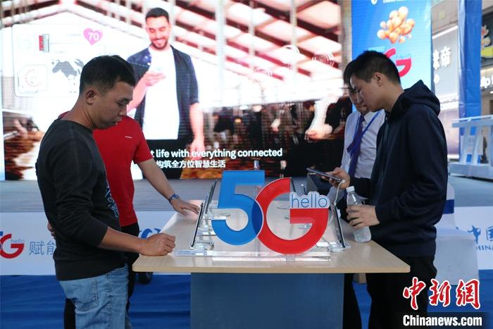 资料图：民众选购5G手机。<a target='_blank' href='http://www.chinanews.com/'>中新社</a>记者 林馨 摄