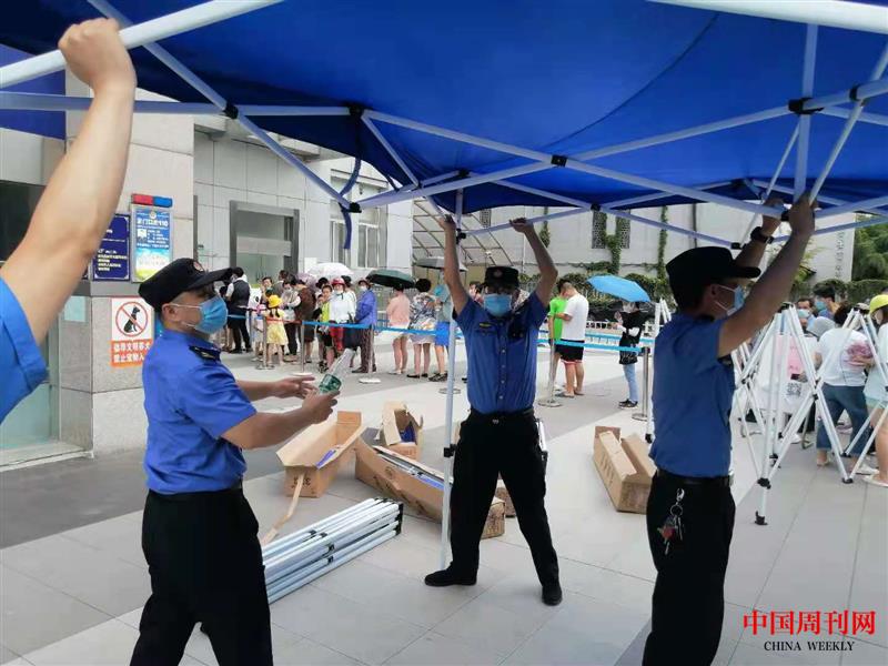 中队在核酸检测点设置遮阳棚,给检测人员提供方便。 (3).jpg 中队在核酸检测点设置遮阳棚,给检测人员提供方便。 (3).jpg