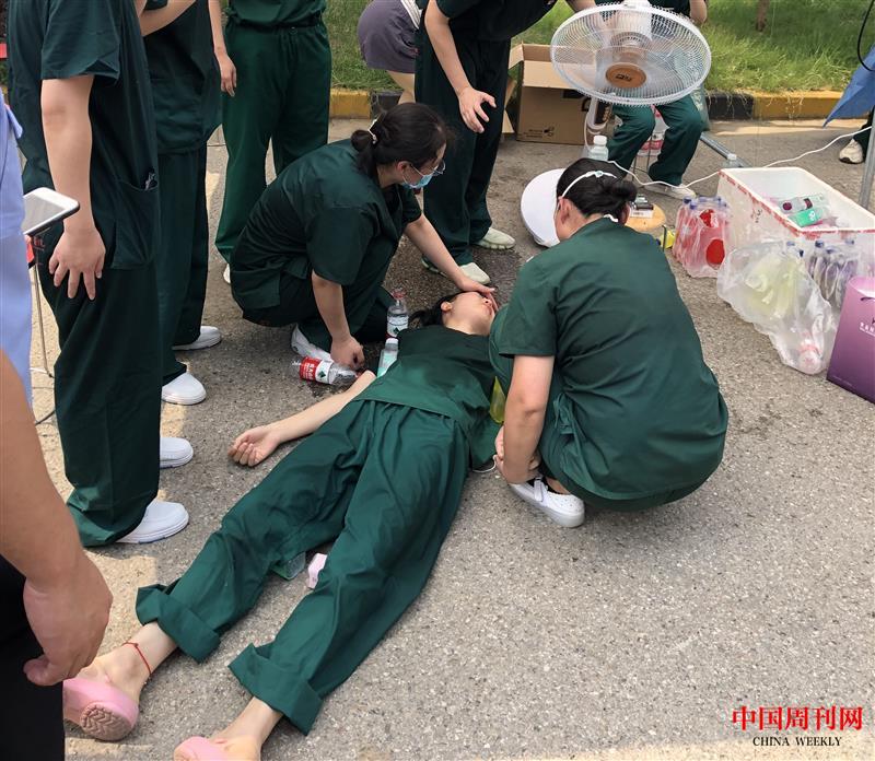 抗疫路上血与泪:连云港援宁核酸检测护士连爬四栋楼后中暑晕倒