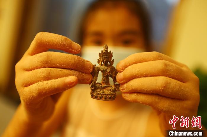 图为一位女孩从“考古盲盒”中挖出的一件“微缩文物”。　刘占昆 摄