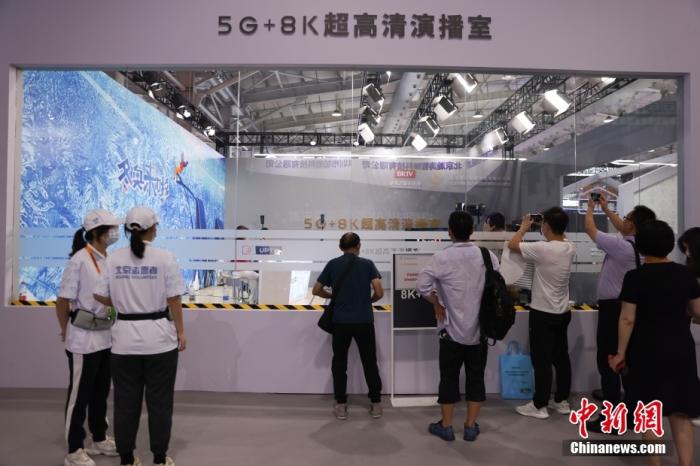 5G 8K超高清演播室吸引参观者。 <a target='_blank' href='http://www.chinanews.com/'>中新社</a>记者 蒋启明 摄 5G 8K超高清演播室吸引参观者。 <a target='_blank' href='http://www.chinanews.com/'>中新社</a>记者 蒋启明 摄