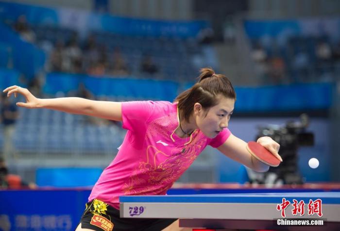 天津全运会乒乓球比赛进行女子单打1/8决赛,北京队丁宁对战辽宁队文佳,最终丁宁连胜4局获得胜利。图为丁宁在比赛中。<a target='_blank' href='http://www.chinanews.com/'>中新社</a>记者 李卿 摄 点击进入下一页
