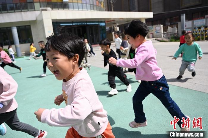 资料图:呼和浩特市一幼儿园内,小朋友户外活动。 <a target='_blank' href='http://www.chinanews.com/'>中新社</a>记者 刘文华 摄 点击进入下一页