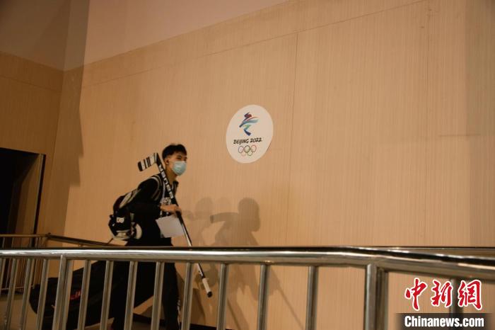 图为今年4月，郝子梁在“相约北京”冬季体育系列测试活动冰球比赛场馆通道。　受访者供图