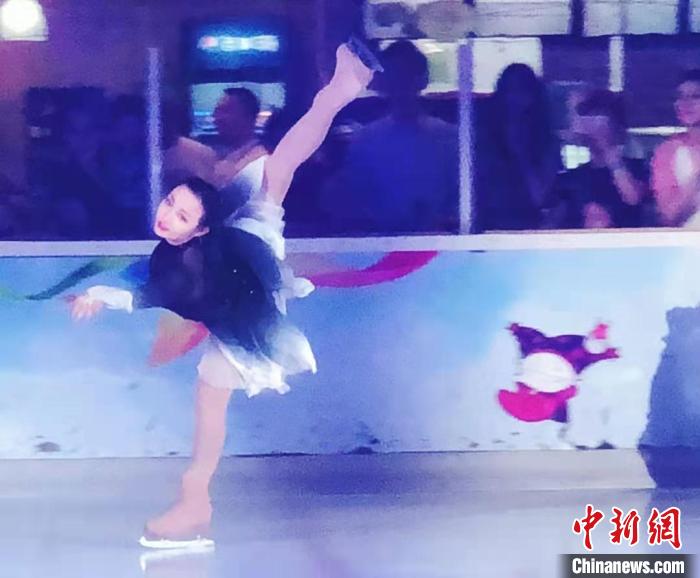 图为李思娴在北京国贸商城滑冰场进行花样滑冰表演。 受访者供图 图为李思娴在北京国贸商城滑冰场进行花样滑冰表演。 受访者供图