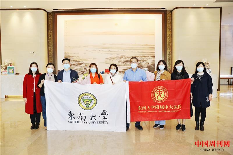 前去禄口机场迎接的中大医院代表与三位抗疫专家合影。张鑫 摄.jpg