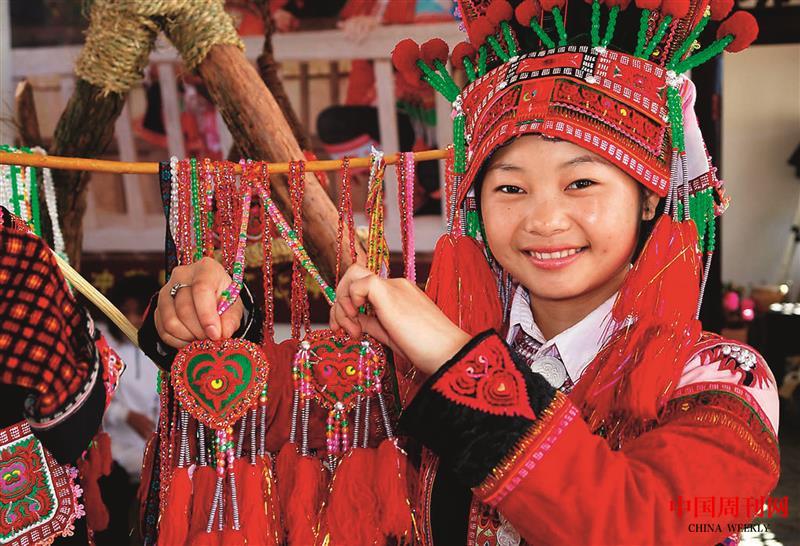 手拿香包的花腰彝小姑娘.jpg
