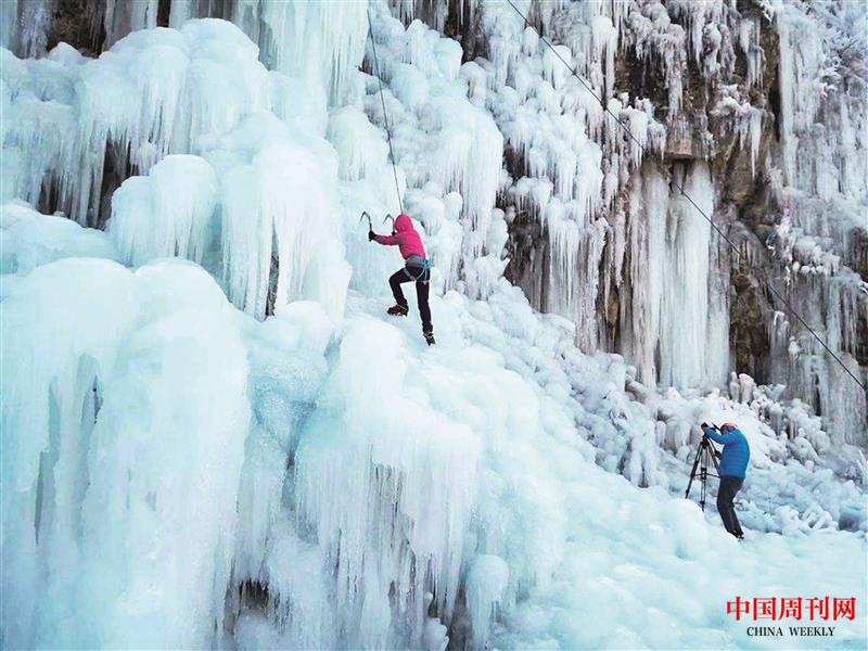 玉渡山攀冰的游人.jpg