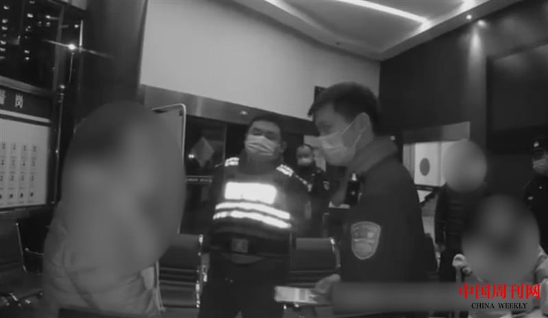 【3】民警正在进行劝阻.jpg