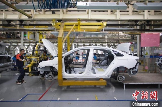 资料图：汽车工厂生产线。　张云 摄