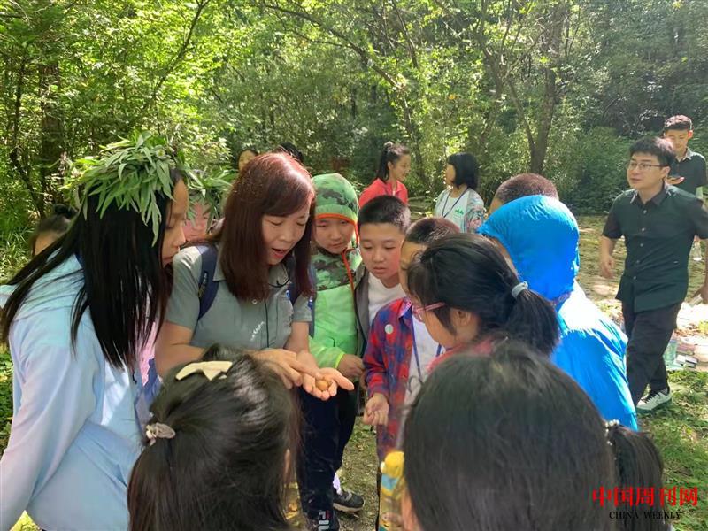 曹梅梅带着孩子们一起走进大自然，开展保护野生动植物的主题授课。（郭朋勃 拍摄）.jpg