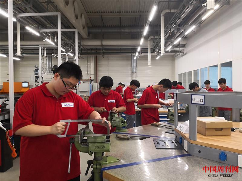 海瑞恩学徒工在培训中心进行基础技能钳工培训.jpg 海瑞恩学徒工在培训中心进行基础技能钳工培训.jpg