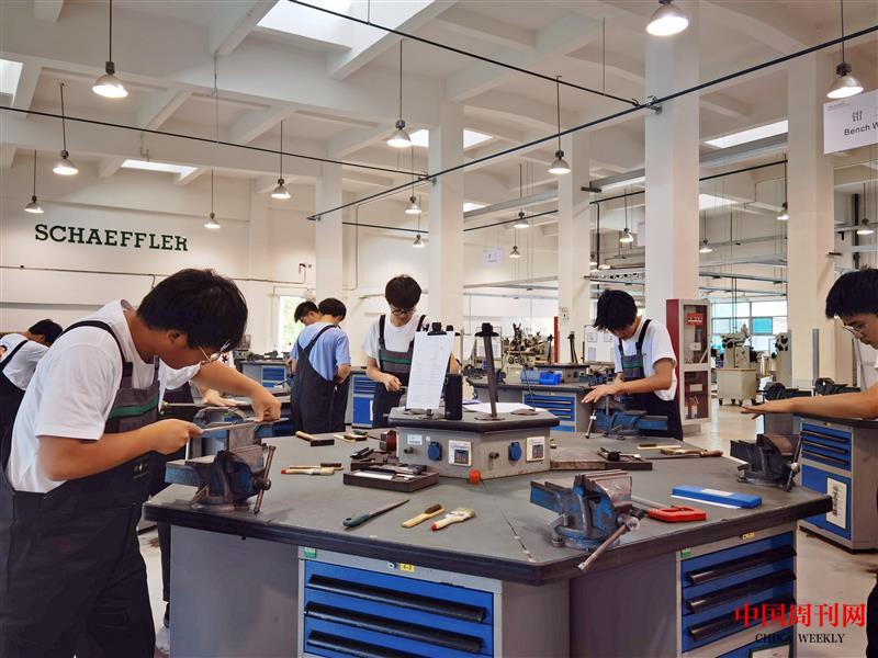 学生在舍弗勒培训中心参加AHK毕业考试操作考试.jpg 学生在舍弗勒培训中心参加AHK毕业考试操作考试.jpg