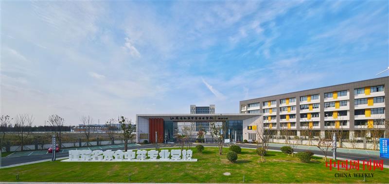 太仓中专港城校区南大门.jpg 太仓中专港城校区南大门.jpg