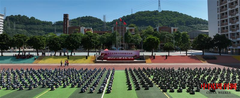 华侨中学学生军训.png