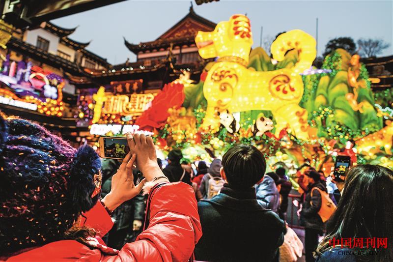 摄图网_500820593_上海城隍庙春节庙会里拍照的人（企业商用）.jpg
