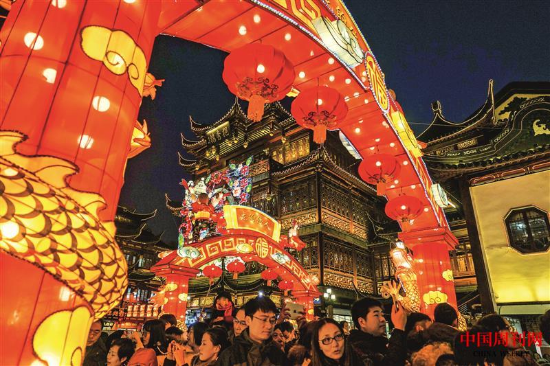 摄图网_500820604_春节的上海城隍庙庙会张灯结彩（企业商用） (2).jpg