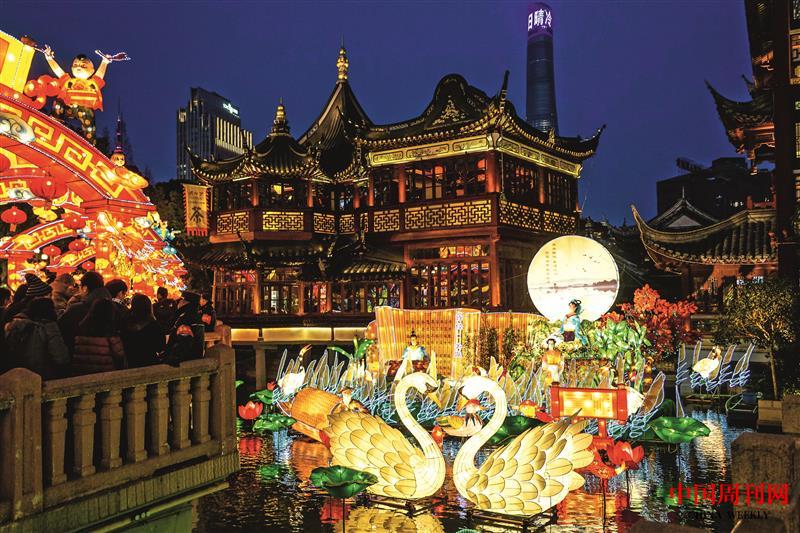 摄图网_500820598_春节的上海城隍庙庙会张灯结彩（企业商用）.jpg