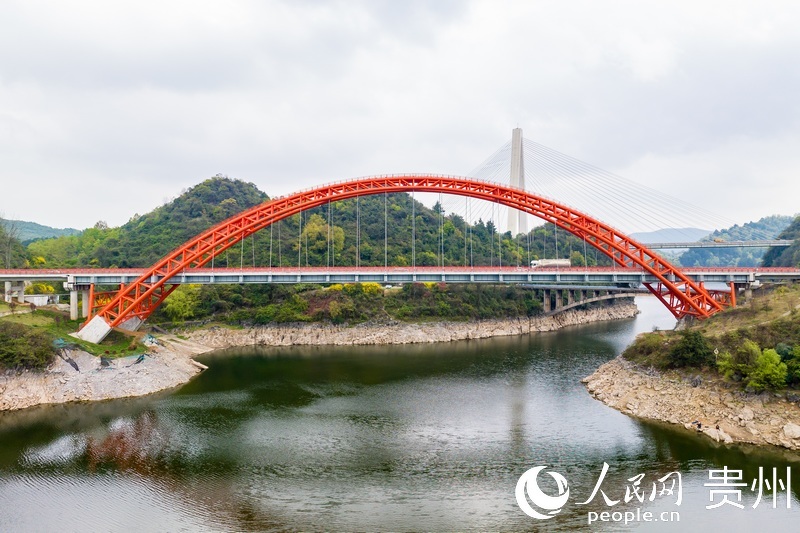长270米，主跨180米的花鱼洞大桥。人民网记者 涂敏摄