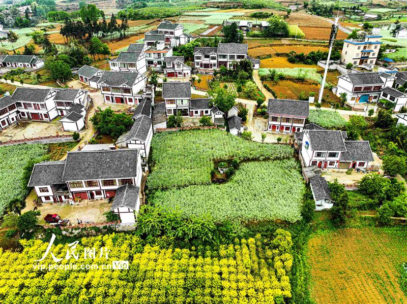 2023年4月23日，雨后航拍贵州省黔西市林泉镇美丽乡村示范点，青山、湖泊和干净整洁的村庄构成一幅绿色画卷。