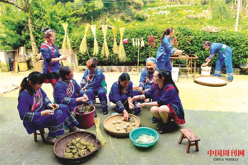 侗家妇女在歌声中包粑.jpg