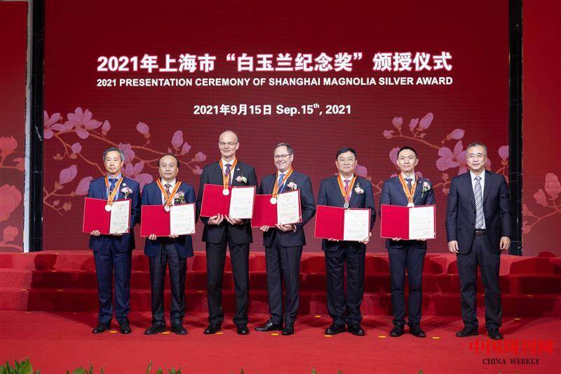 夏建安荣获上海市白玉兰纪念奖.jpg