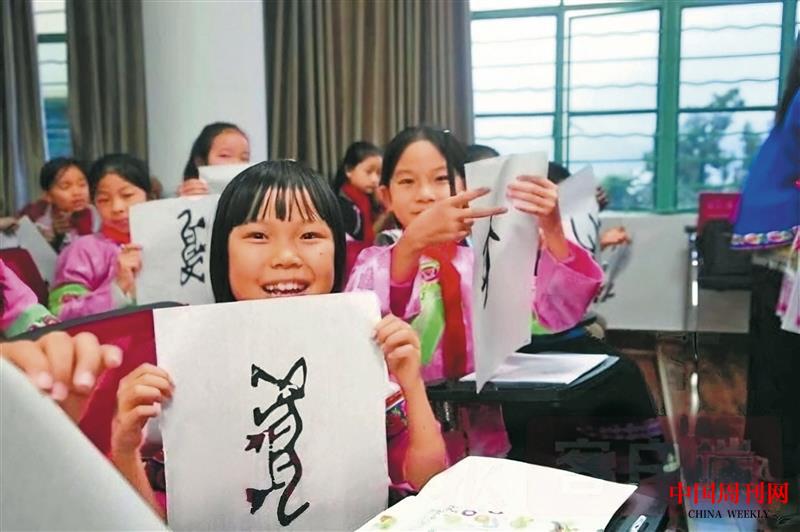 5.云南学生第一次体验甲骨文十二生肖雕版印刷.jpg