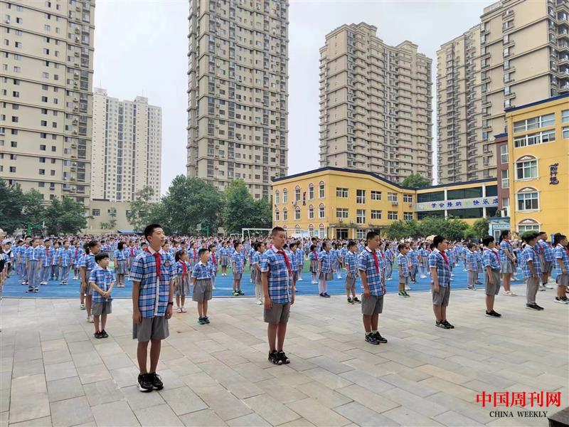 5：石家庄市桥西外国语小学全体师生认真聆听赵校长讲话.jpg