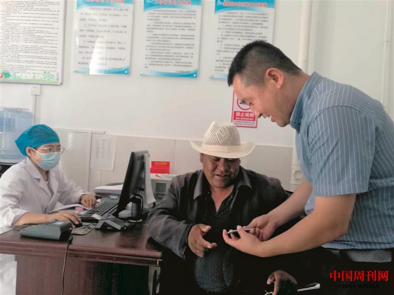 8-医院给来看病的村民提供服务.jpg 8-医院给来看病的村民提供服务.jpg