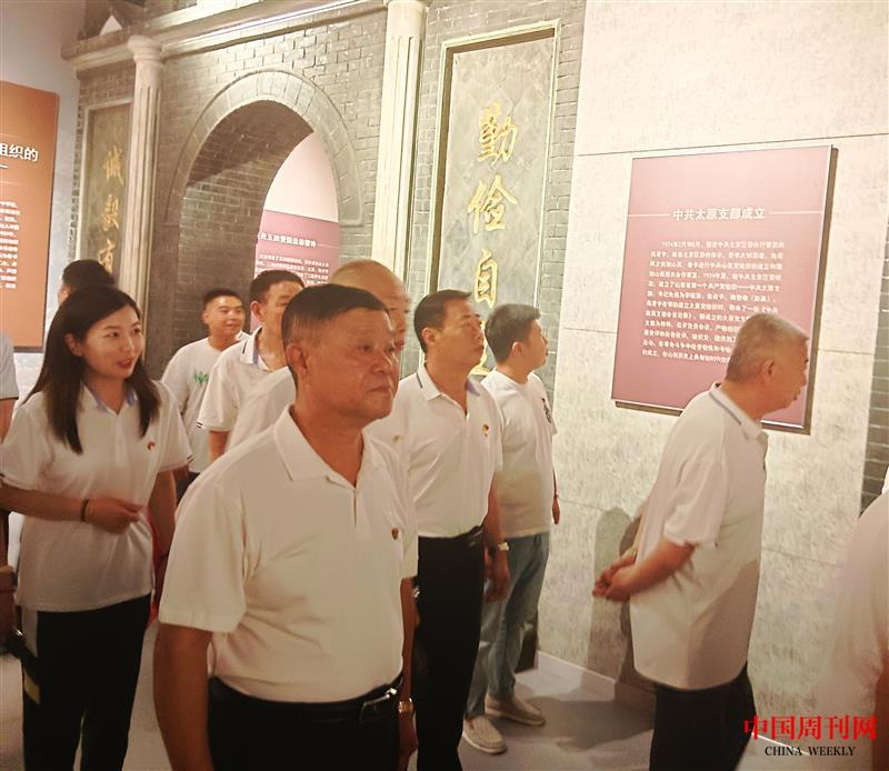 村干群在参观学习.jpg