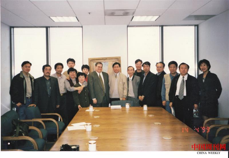 1999年，王士岭在美国纳斯达克学习二板市场运作（左三为王士岭）.jpg