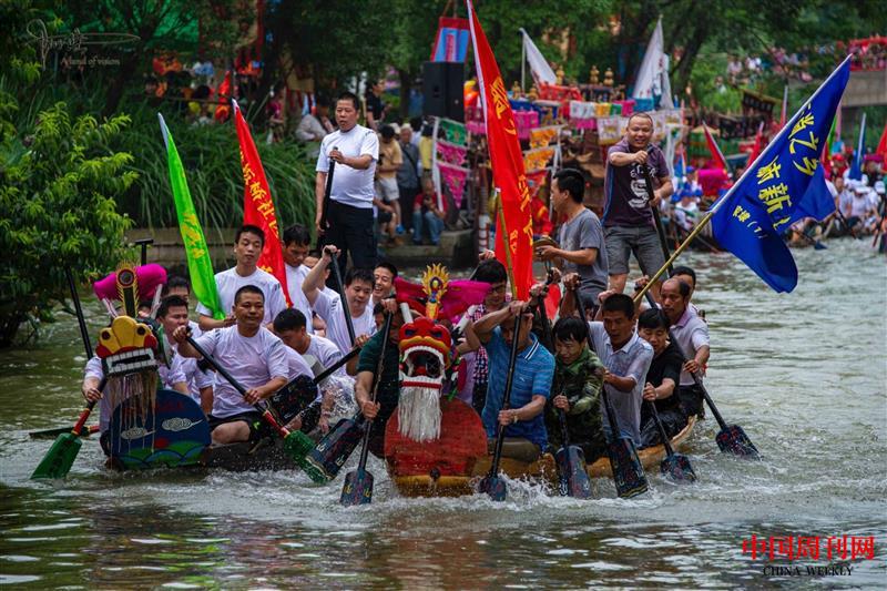 杭州西溪湿地公园内的龙舟竞渡.jpg