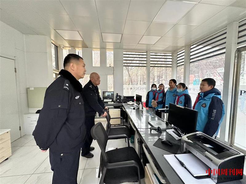 石家庄市桥西外国语小学学生们参观警务站。 郭苗 摄.jpg