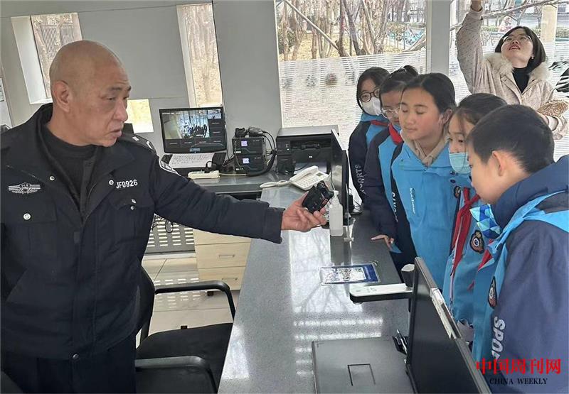石家庄市桥西外国语小学学生们聆听民警叔叔介绍设备。 杜素娟 摄.jpg