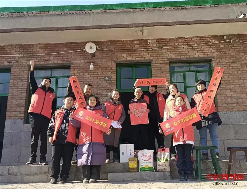 小队员到井陉山区为孤寡老人送年货2.jpg