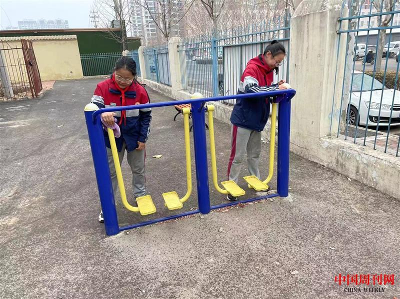 图4:少先队员擦拭健身器材.jpg 图4:少先队员擦拭健身器材.jpg
