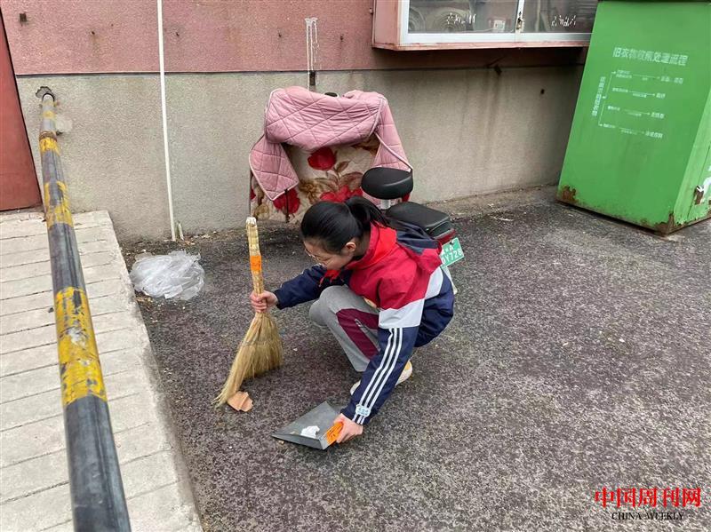 图6:少先队员清扫落叶.jpg 图6:少先队员清扫落叶.jpg