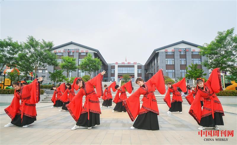 高标准打造美德健康新生活尼山展示区。图为曲阜市鲁源新村村民正在表演传统舞蹈.jpg 高标准打造美德健康新生活尼山展示区。图为曲阜市鲁源新村村民正在表演传统舞蹈.jpg