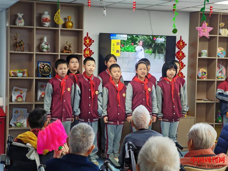 四维2：五年级三班少先队员为老人朗诵《弟子规》.jpg