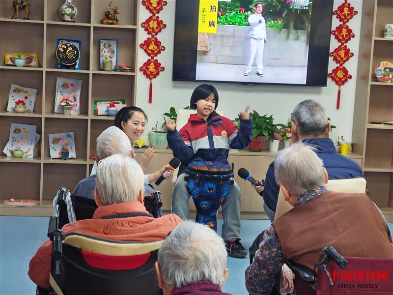 四维3：五年级一班少先队员为老人带来非洲鼓表演.jpg