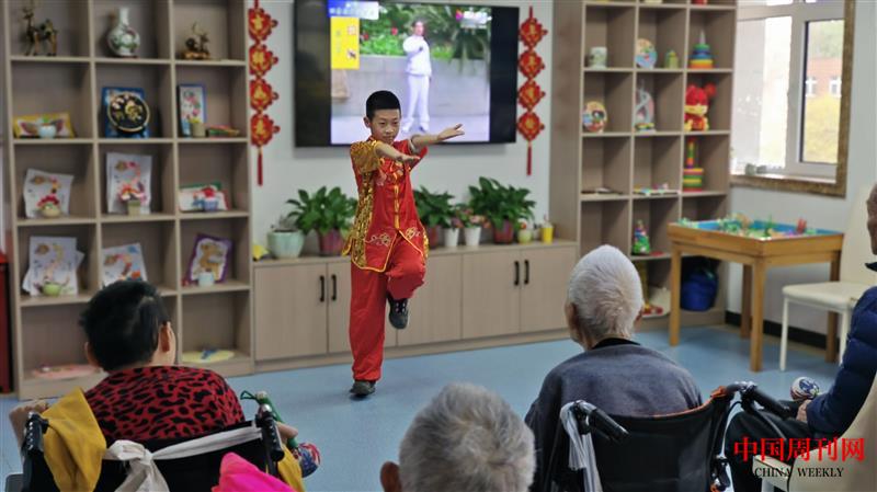 四维4：五年级二班少先队员为老人带来中国武术表演.jpeg