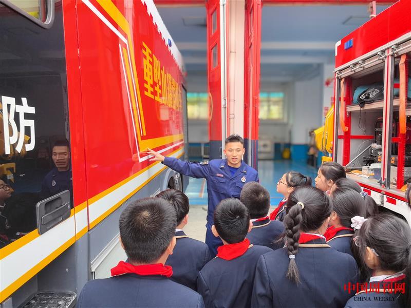 2、石家庄市桥西外国语小学的学生参观消防车 郭苗 摄.jpg 2、石家庄市桥西外国语小学的学生参观消防车 郭苗 摄.jpg