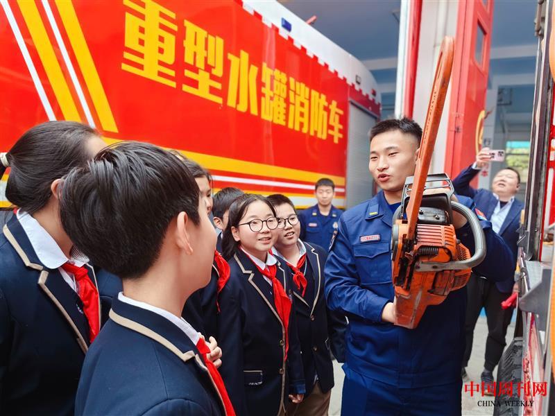 3、石家庄市桥西外国语小学的学生认识消防救援器 郭苗 摄.jpg 3、石家庄市桥西外国语小学的学生认识消防救援器 郭苗 摄.jpg